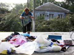 A local resident lays out her belongings on the ground in the town of Krymsk, seriously damaged by floods, in Krasnodar region, southern Russia, July 8, 2012. Russian President Vladimir Putin ordered investigators to find out if enough was done to prevent 144 people being killed in floods in southern Russia after flying to the region to deal with the first big disaster of his new presidency. REUTERS/Eduard Korniyenko (RUSSIA - Tags: DISASTER ENVIRONMENT POLITICS) Published: Čec. 8, 2012, 7:52 dop.