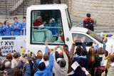 Benedikt XVI. přijíždí k bazilice ve svém papamobilu.