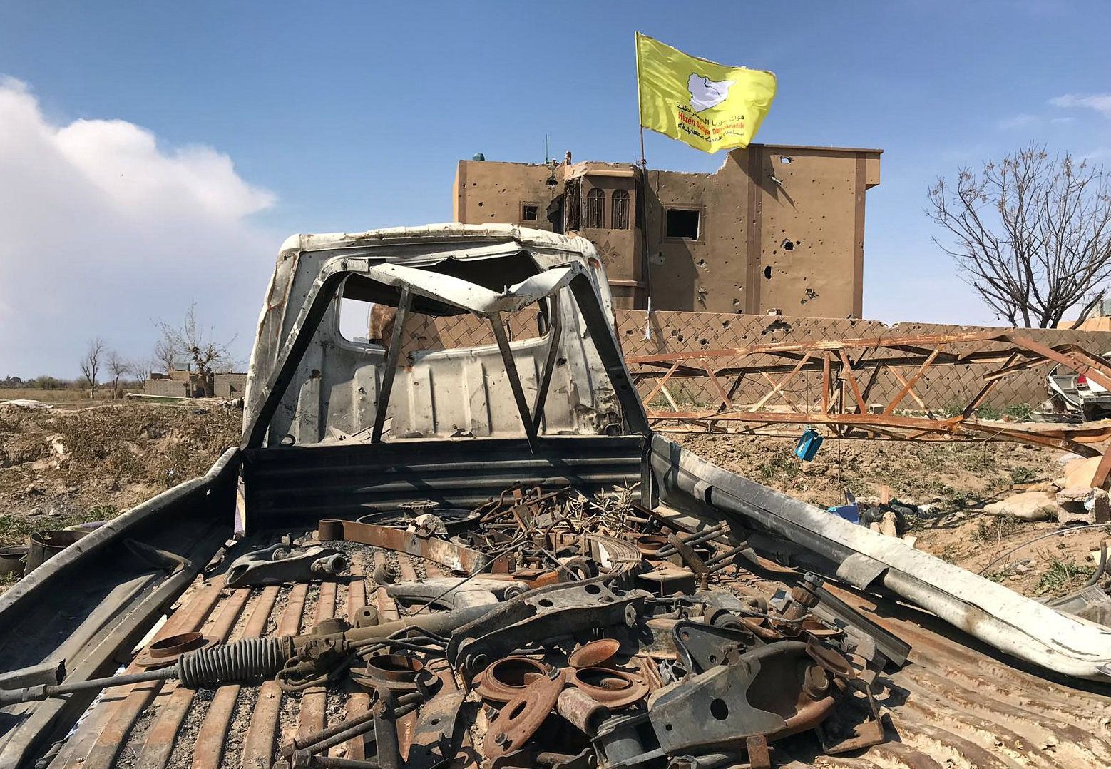 Vlajka Syrských demokratických sil (SDF) zavlála nad bojištěm ve vesnici Baghúz, poslední državou bojovníků Islámského státu.