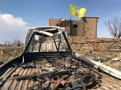 Vlajka Syrských demokratických sil (SDF) zavlála nad bojištěm v syrské vesnici Baghúz, poslední državou bojovníků Islámského státu.