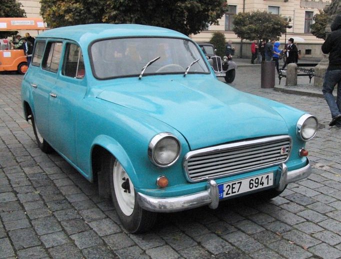 Škoda 1202. Oblíbený vůz, vyráběný v letech 1961-1973 ve vrchlabském závodě AZNP Mladá Boleslav. Vyrobilo se přes 60 000 kusů, dokonce i s pravostranným řízením pro export do Velké Británie. Z historických filmů je Škoda 1202 známá i ve světle béžovém provedení jako sanitní vůz.