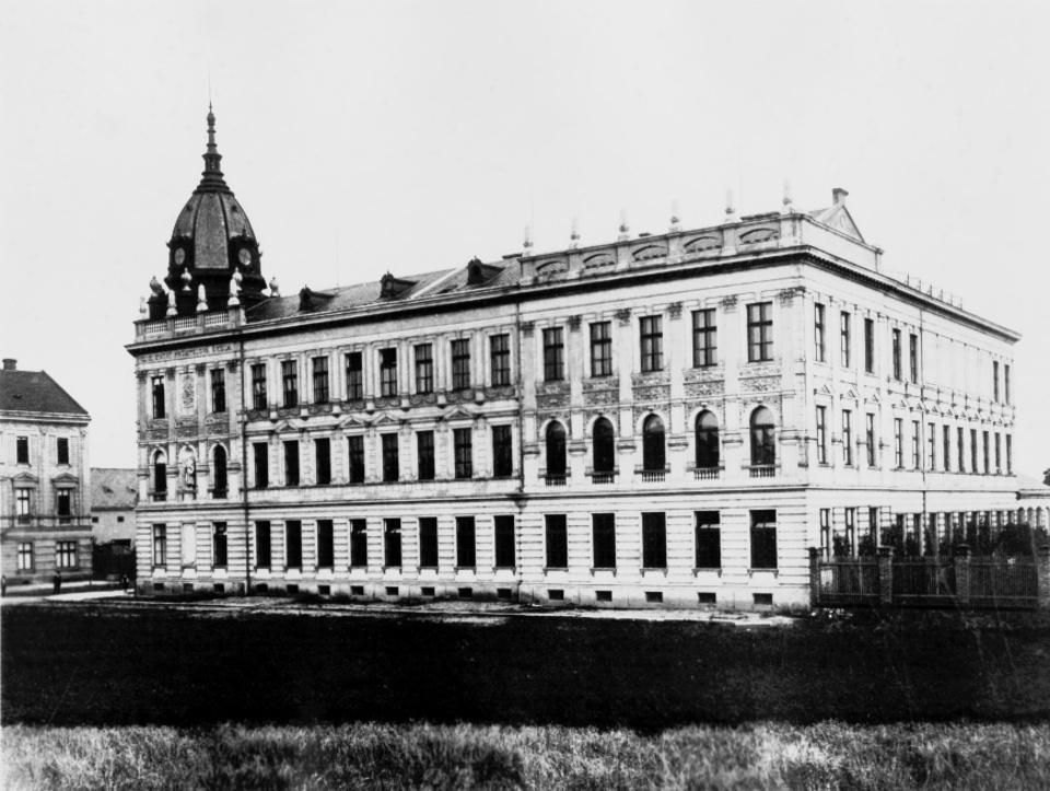 VŠCHT Pardubice -historické foto