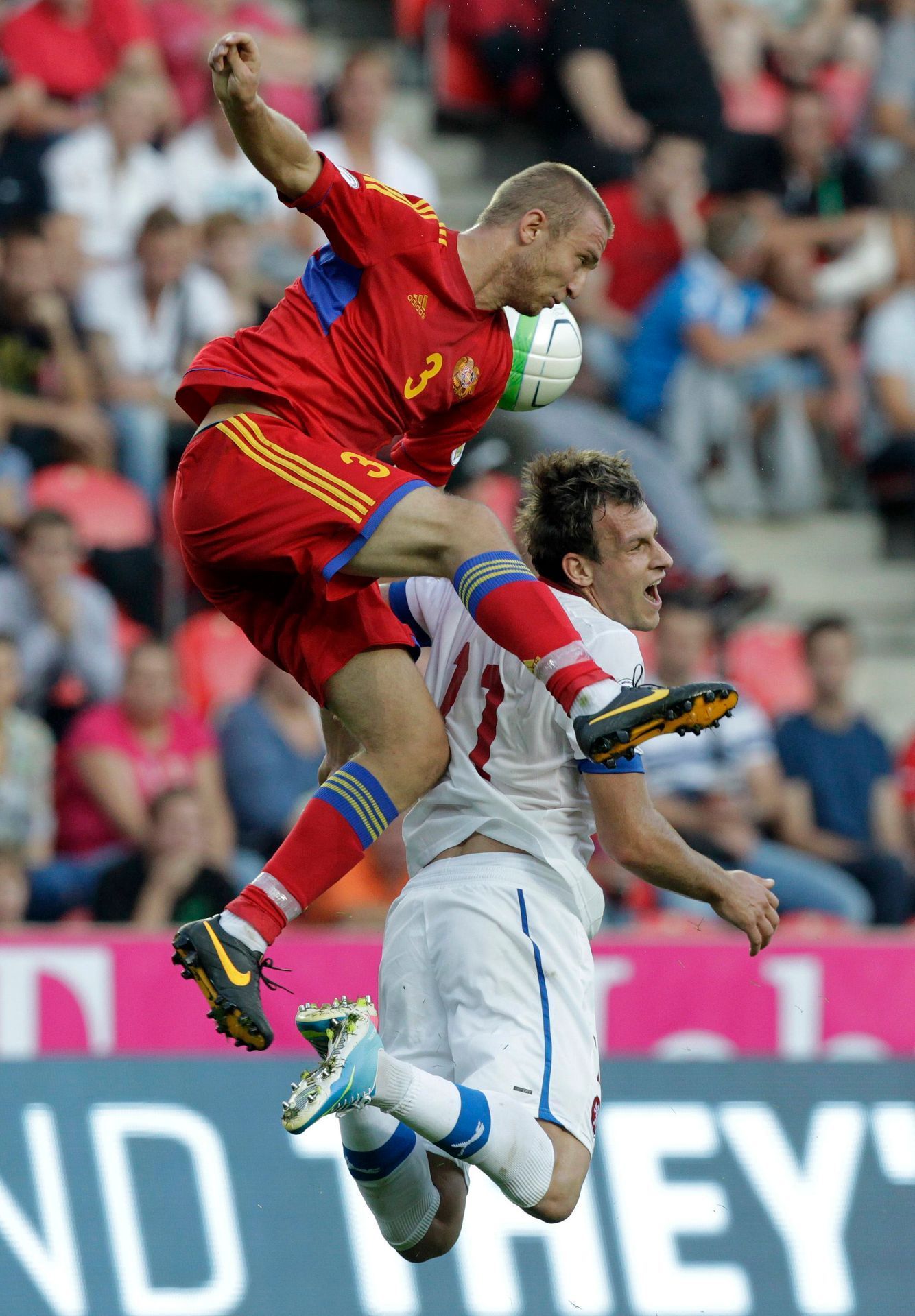 Fotbal, kvalifikace MS, Česko - Arménie: Michael Rabušic (vpravo) - Varazdat Haroyan