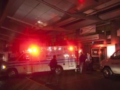 Evakuace pacientů z newyorské univerzitní nemocnice. Po výpadku proudu nemocnici selhaly i záložní zdroje.