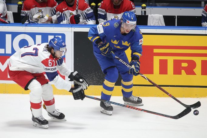 Michael Frolík a Adrian Kempe  v zápase Česko - Švédsko na MS 2019