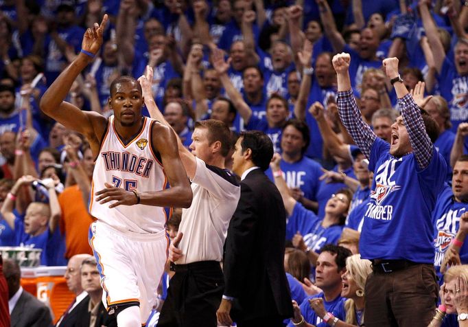 Kevin Durant se raduje ze vstřeleného koše, což pořádně rozvášnilo fanouška Oklahomy.