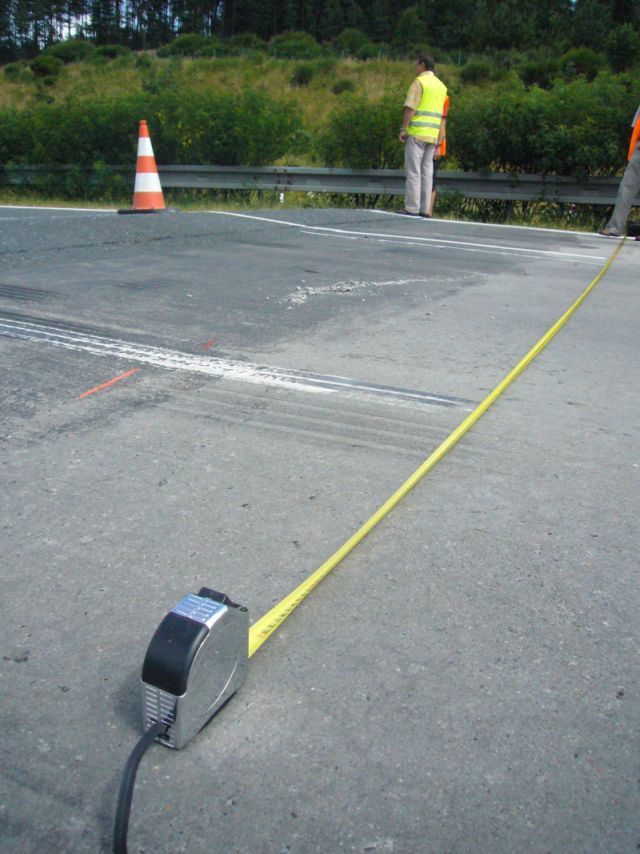 Vedro nadzvihlo dálnici