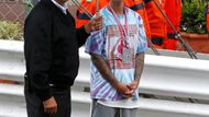 To však platí jen v případě, že svítí slunce. Včera v Monaku lilo jako z konve, takže ani miláček teenagerek Justin Bieber neodmítl deštník.