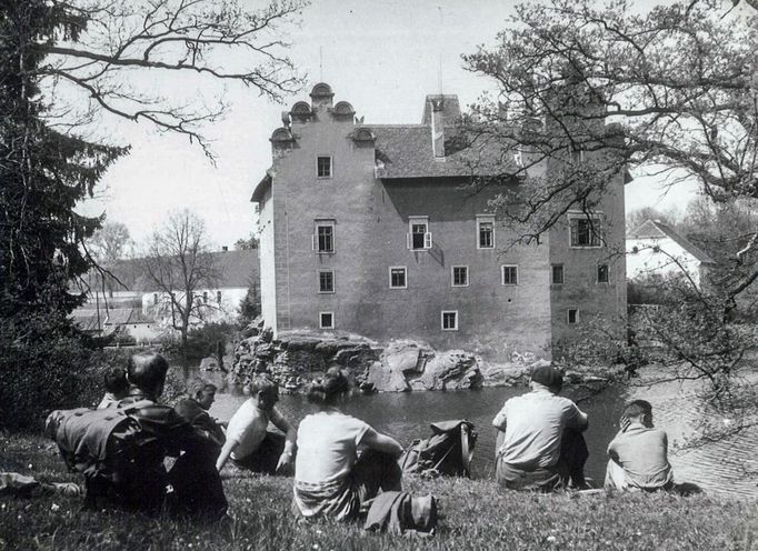 Turisté u zámku Červená Lhota v Jižních Čechách v roce 1960