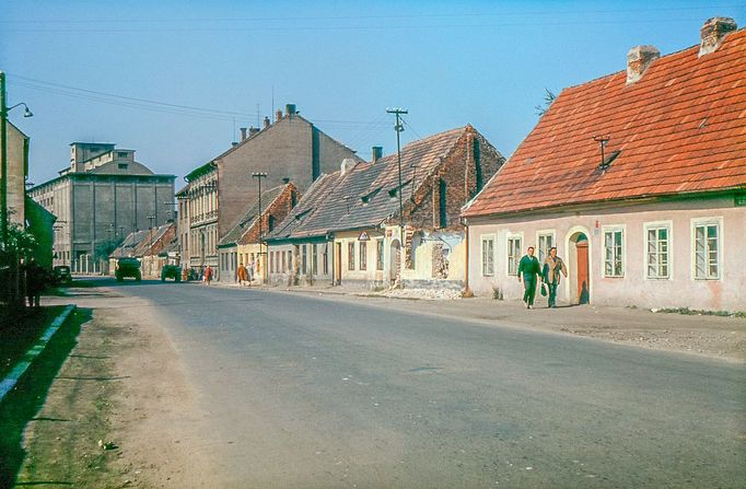 Ani se nechce věřit, že na místě půvabných přízemních domků z první poloviny 19. století budou co nevidět stát paneláky. Z Pekárenské ulice nezůstane cihla na cihle.