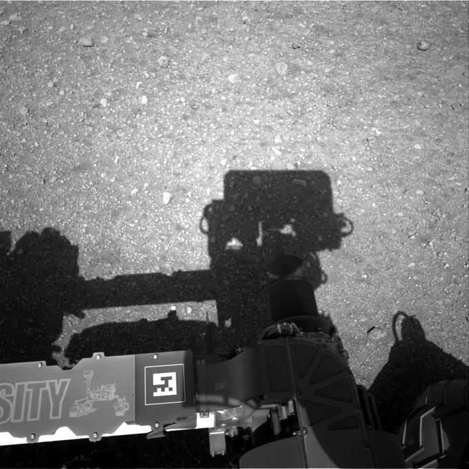 Úplně první snímek, který Curiosity pořídil po přistání na Mars 5. srpna 2012.