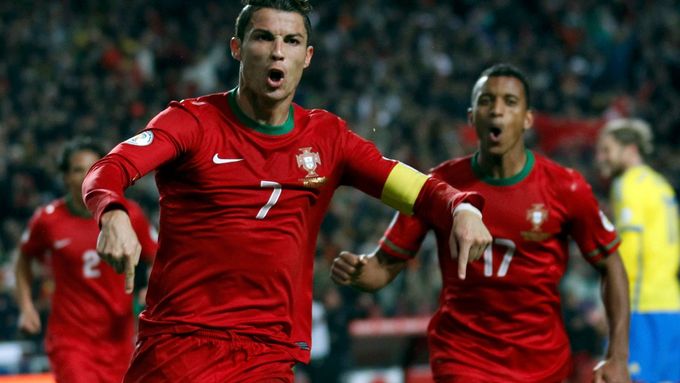 Ronaldo slaví gól, kterým rozhodl barážové utkání Portugalska proti Švédsku