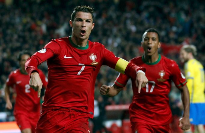 Ronaldo slaví gól, kterým rozhodl barážové utkání Portugalska proti Švédsku