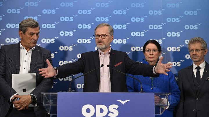Lhali a ještě do toho moralizovali. Emotivní premiér se na tiskovce pustil do Pirátů