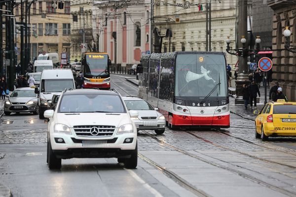 Ilustrační foto, zima, doprava, auta, Praha, křižovatka, tramvaj