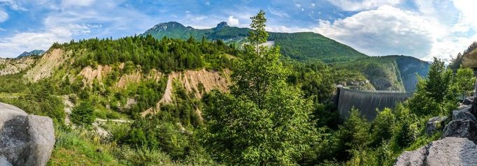 Pohled na údolí s hrází přehrady Vajont v italském Benátsku. Rok 2013.