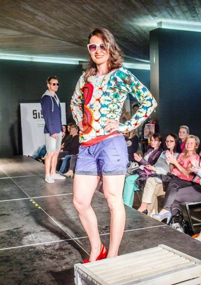 Veronika Vítková na módní přehlídce ve Vrchlabí