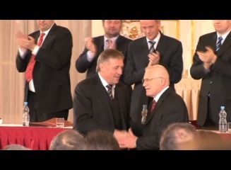 Mirek Topolánek gratuluje prezidentu Václavu Klausovi