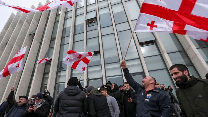 Demonstranti v Tbilisi chtěli vybudovat tábor u sídla parlamentu, policie je zadržela