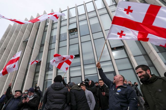 Lidé u budovy opoziční strany Sjednocené národní hnutí (UNM) poté, co gruzínský premiér oznámil svou rezignaci