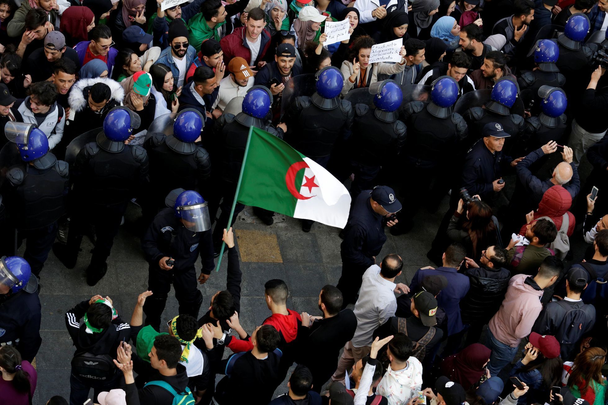 Protesty v Alžírsku