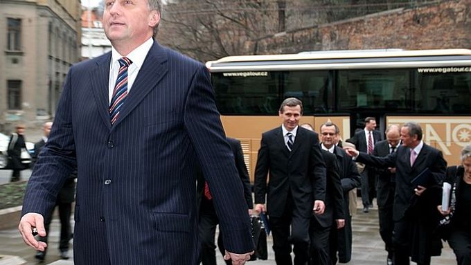 Premiér Mirek Topolánek přivedl svoje ministry do úřadu vlády krátce po jmenování na Pražském hradě.