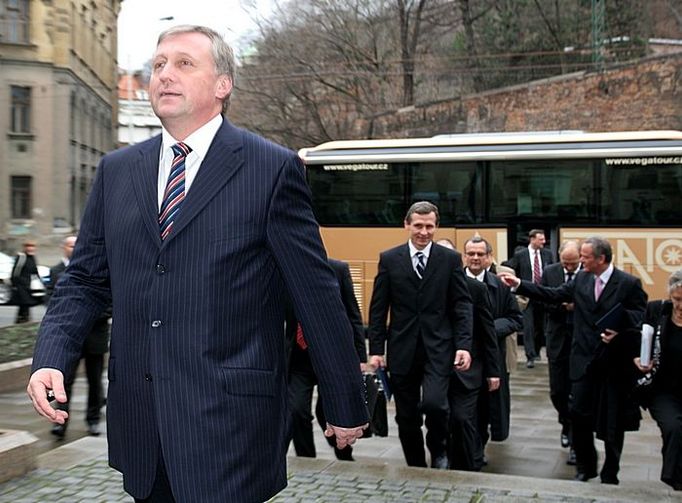 Premiér Mirek Topolánek přivedl svoje ministry do úřadu vlády krátce po jmenování na Pražském hradě.