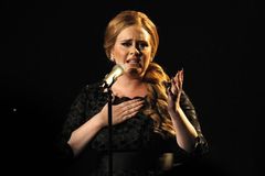 Na pohřbu mi zahrajte Adele, chce stále víc Britů