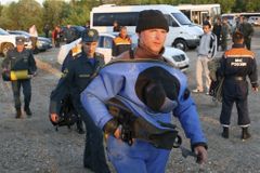 Oběti z Volhy loví potápěči, kteří tahali těla z Kursku