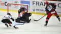 21. kolo hokejové extraligy 2020/21, Hradec Králové - Sparta: Matěj Machovský zasahuje proti Vladimíru Růžičkovi