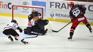 21. kolo hokejové extraligy 2020/21, Hradec Králové - Sparta: Matěj Machovský zasahuje proti Vladimíru Růžičkovi