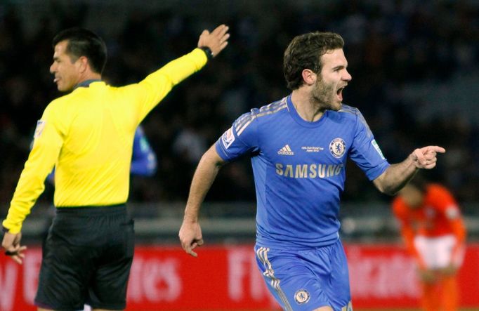 Juan Mata se raduje z branky, kterou v 17. minutě odstartoval brankostroj Chelsea.