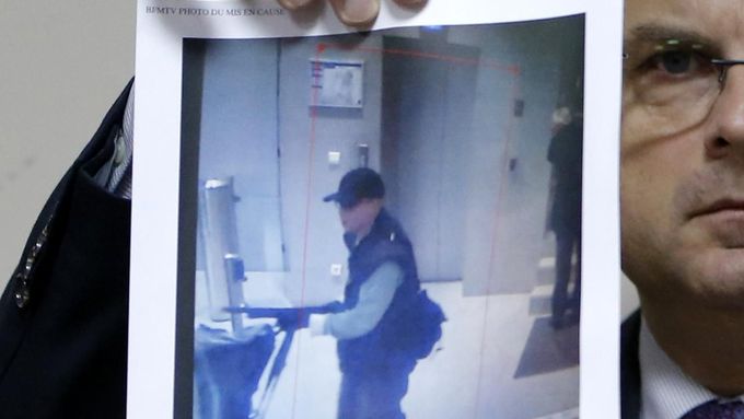 Zástupce pařížské policie ukazuje snímek střelce, který ve francouzském hlavním městě střílel v redakci novin a zřejmě i v bankovní pobočce.