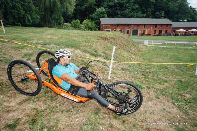 Vítězem v kategorii hanbikerů se v cross country závodu stal Pavel Děcký.