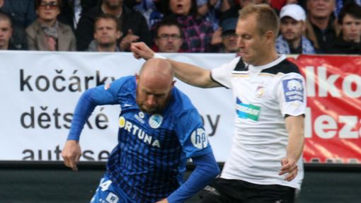 Jiří Štajner obchází Daniela Koláře v utkání Liberec - Plzeň.
