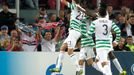 Fotbalisté Celticu Glasgow Jorgos Samaras (2. zleva) slaví gól se spoluhráči v utkání Ligy Mistrů proti Barceloně.