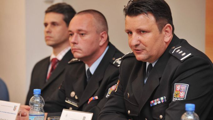 Vyhozený policista Karel Kadlec (uprostřed) s policejním prezidentem Tomášem Tuhým.