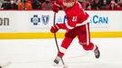 Filip Zadina z Detroitu střílí v zápase NHL s Philadelphií