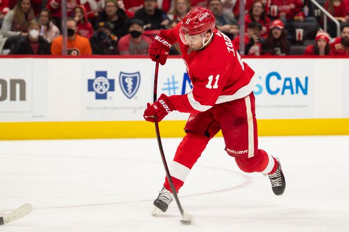 Filip Zadina z Detroitu střílí v zápase NHL s Philadelphií