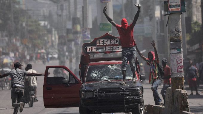 Protesty proti haitské vládě v ulicích hlavního města Port-au-Prince letos 1. března.