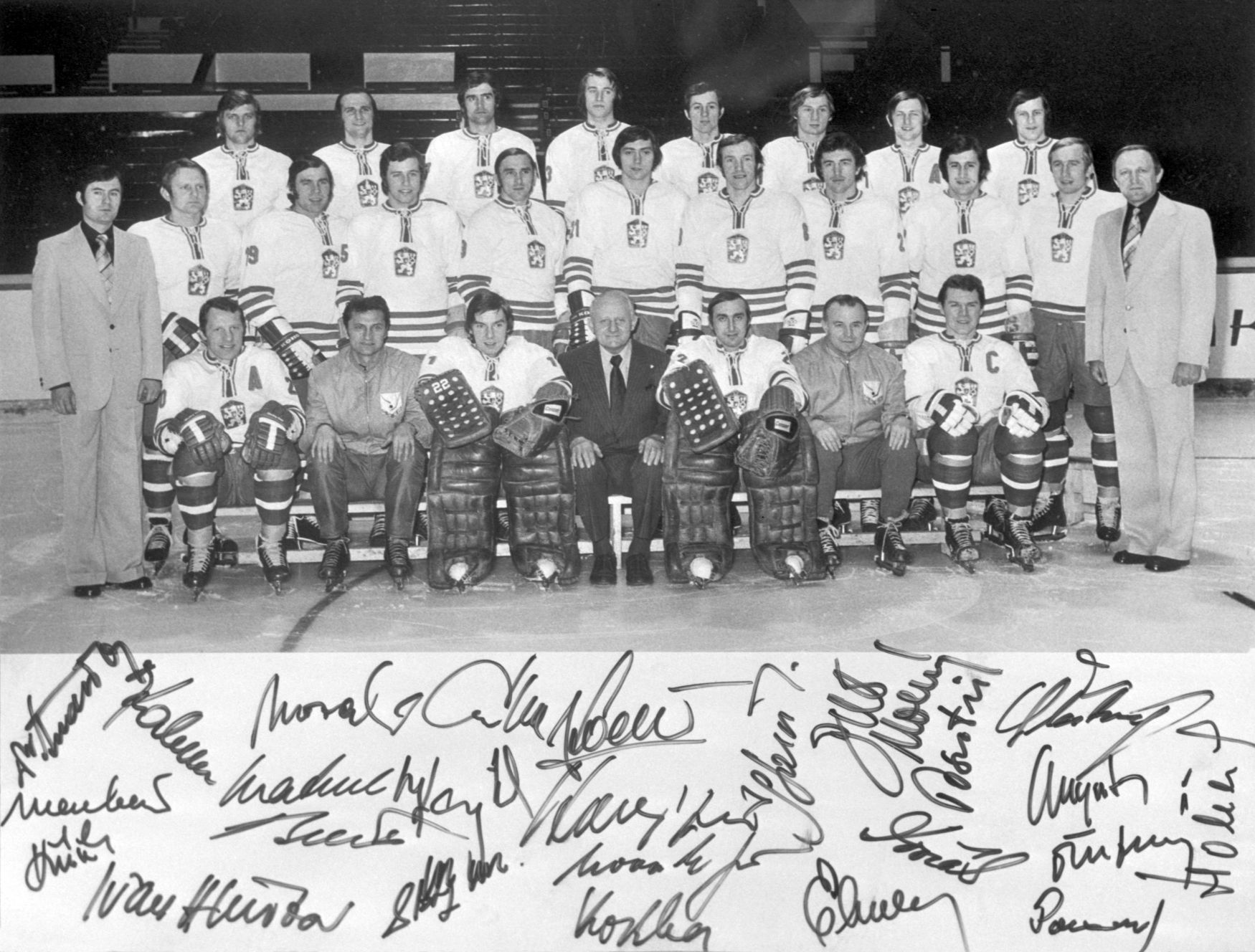Čs. hokejový tým pro MS 1975 v Düsseldorfu a Mnichově.