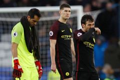 Citizens dostali od Evertonu čtyři góly a na Chelsea ztrácí 10 bodů, United remizovali s Liverpoolem
