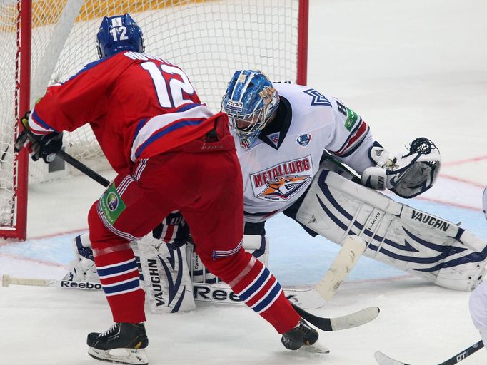 Finále KHL, Lev-Magnitogorsk: Jiří Novotný (12) - Vasilij Košečkin