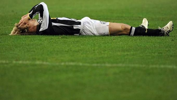Zraněný Pavel Nedvěd už v tomto momentu tušil, že zápas proti Chelsea pro něj skončil