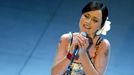 Dolores O'Riordan během vystoupení na hudebním festivalu  San Remo v Itálii v roce 2004.