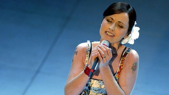 Dolores O'Riordan na koncertě v roce 2004. To už byla na sólové dráze.