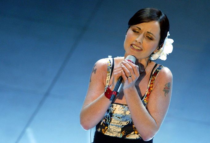 Dolores O'Riordan během vystoupení na hudebním festivalu  San Remo v Itálii v roce 2004.