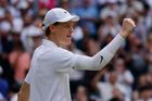 Sinner jasně porazil zraněného Djokoviče. Finále bude stejné jako na French Open