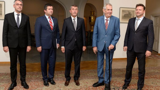 Zleva ministr obrany Lubomír Metnar, ministr zahraničí Jan Hamáček, premiér Andrej Babiš, prezident Miloš Zeman a předseda sněmovny Radek Vondráček.