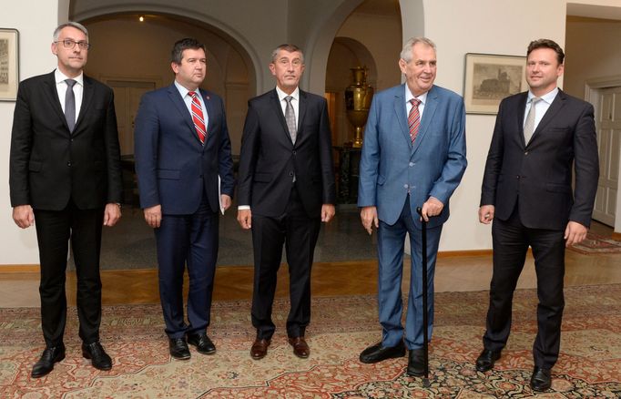 Zleva ministr obrany Lubomír Metnar, ministr zahraničí Jan Hamáček, premiér Andrej Babiš, prezident Miloš Zeman a předseda sněmovny Radek Vondráček.